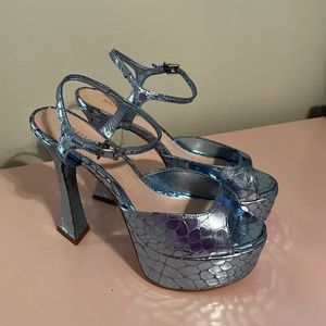 NWT Schutz metallic platform heel
